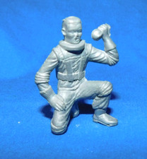 Vintage 1950s Marx 70mm Spaceman Playset KNEELING FIGURE IN SILVER HTF LOT 6