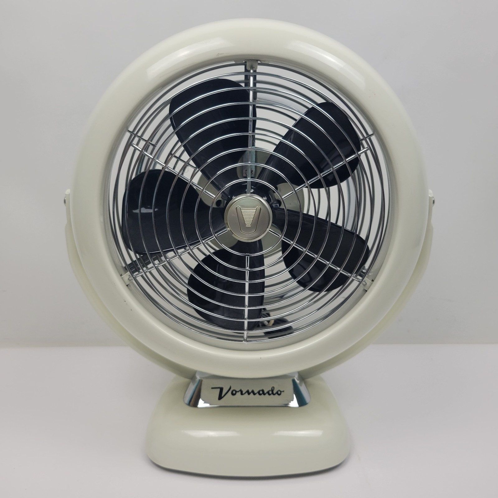 Vornado VFAN Sr. White Large Retro Metal Air Circulator DOES