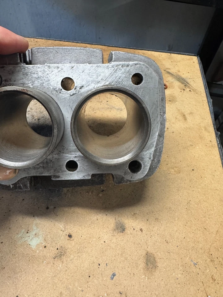 Honda SS 125a doble cilindro y pistones Foto 4 de 4