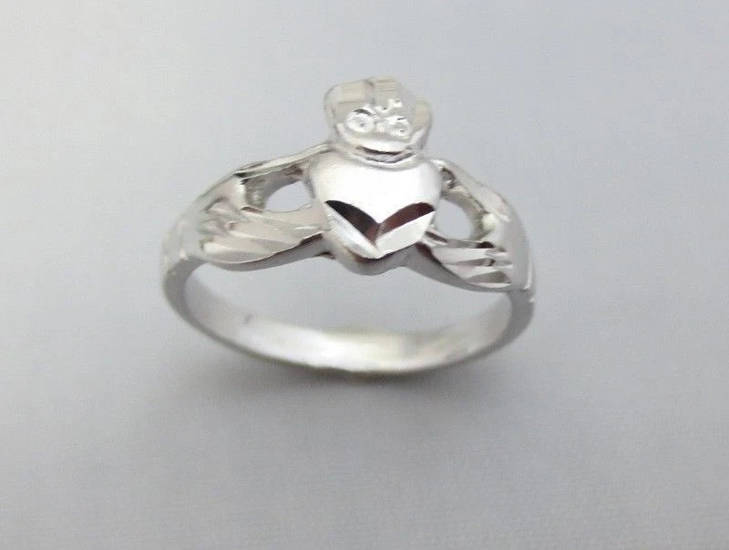 Anello claddagh hotsell oro bianco