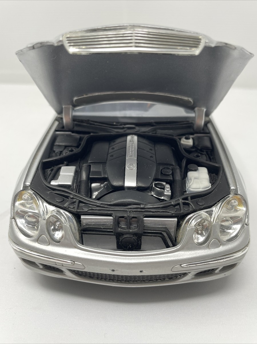 ミニカー1/18 箱あり KYOSHO MERCEDES BENZ No.330 Kyosho 1:18 Diecast Mercedes-Benz E-Class W211 No Mirrors