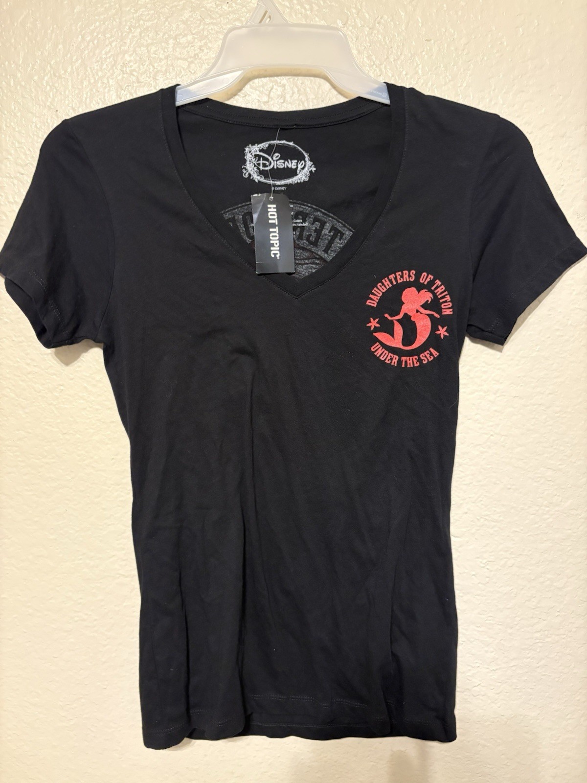 Camiseta Disney Sirenita Hijas de Tritón Ariel Negra Cuello en V Talla S