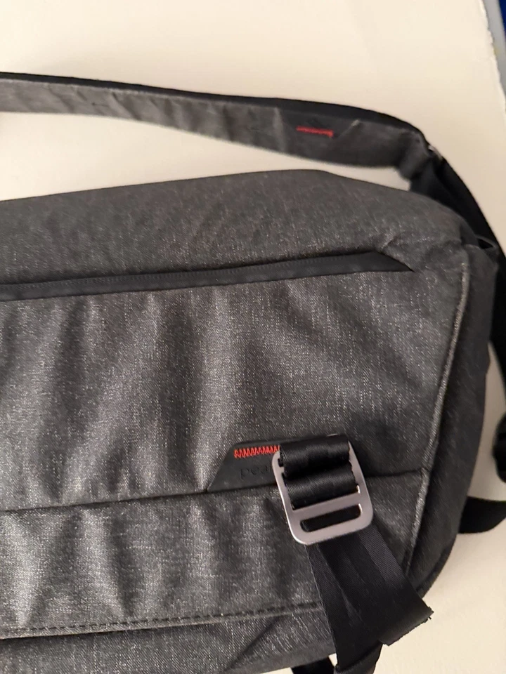 ÓTIMO Peak Design Everyday Sling 10L alça de bolsa de câmera carvão - Imagem 2 de 4