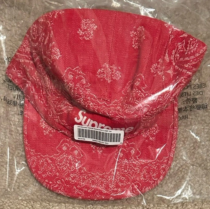 Casquette de camp en denim jacquard Supreme Bandana rouge OS réglable SS25 NEUVE AVEC ÉTIQUETTE LIVRAISON GRATUITE !