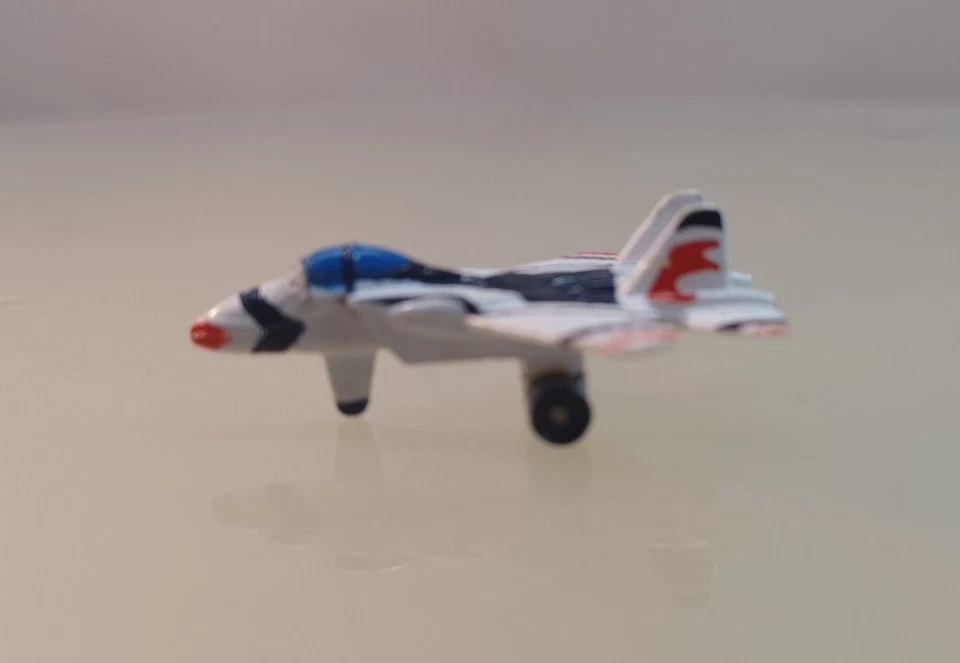 Par de aviones Micro Machines vintage, B-17 rojo y F-15 blanco águila - Galoob Foto 3 de 4