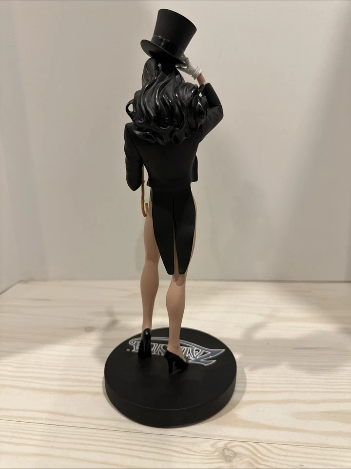 DC Direct Cover Girls Zatanna 10" Porcelin Statue 3043 de 5000 por Adam Hughes Foto 4 de 4