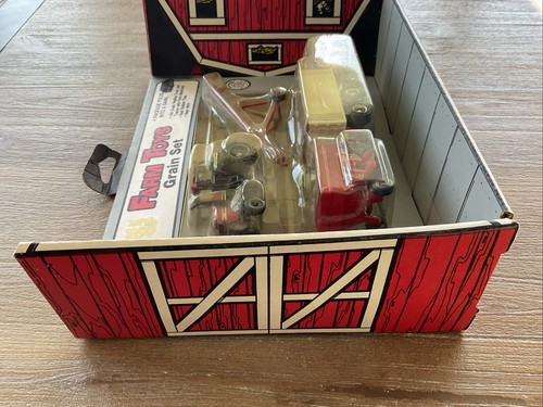ERTL Case IH Farm Toys Grain Set 1/64 Scale Vintage 1987 Set # 3077 Original Box - Picture 7 of 12