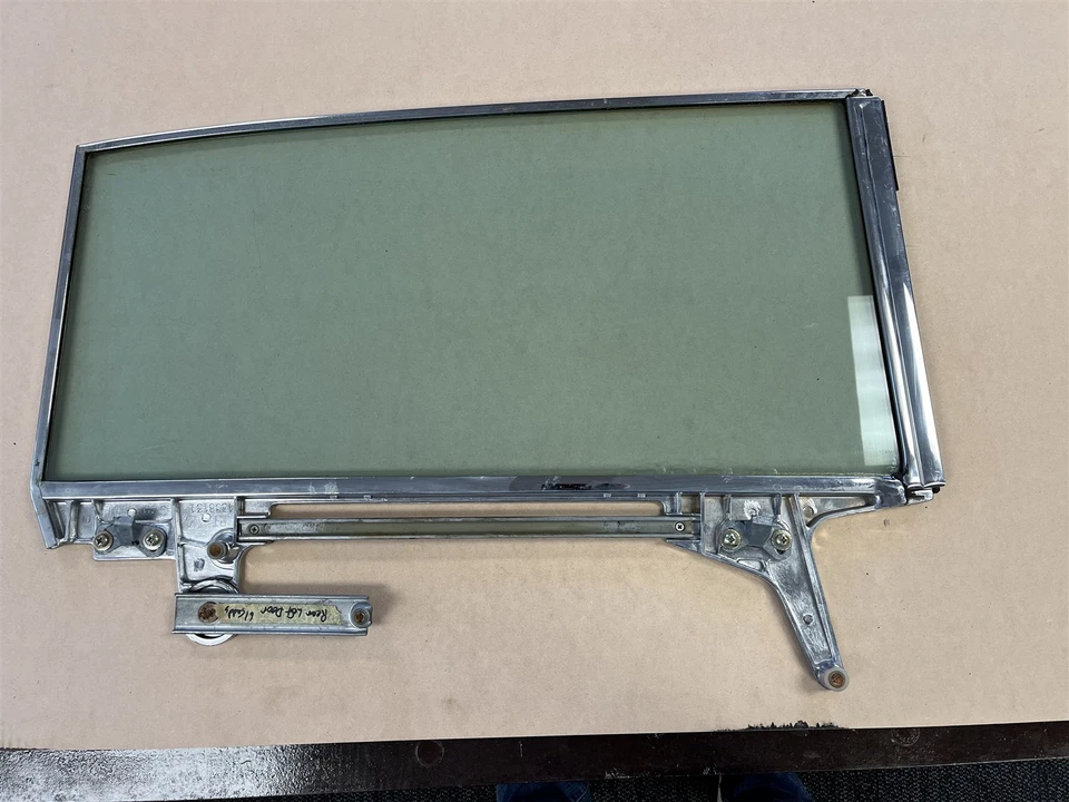 Cadillac Series 62 1961 1962 puerta trasera izquierda ventana vidrio tintado 6 ventanas sedán  Foto 4 de 4