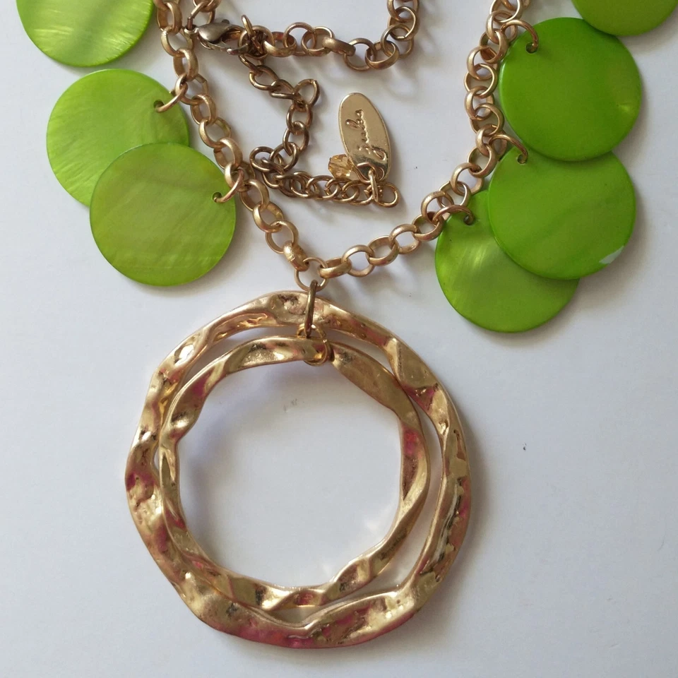 Collar llamativo iridiscente Y2K conchas gruesas discos verdes tono dorado costero Foto 3 de 4