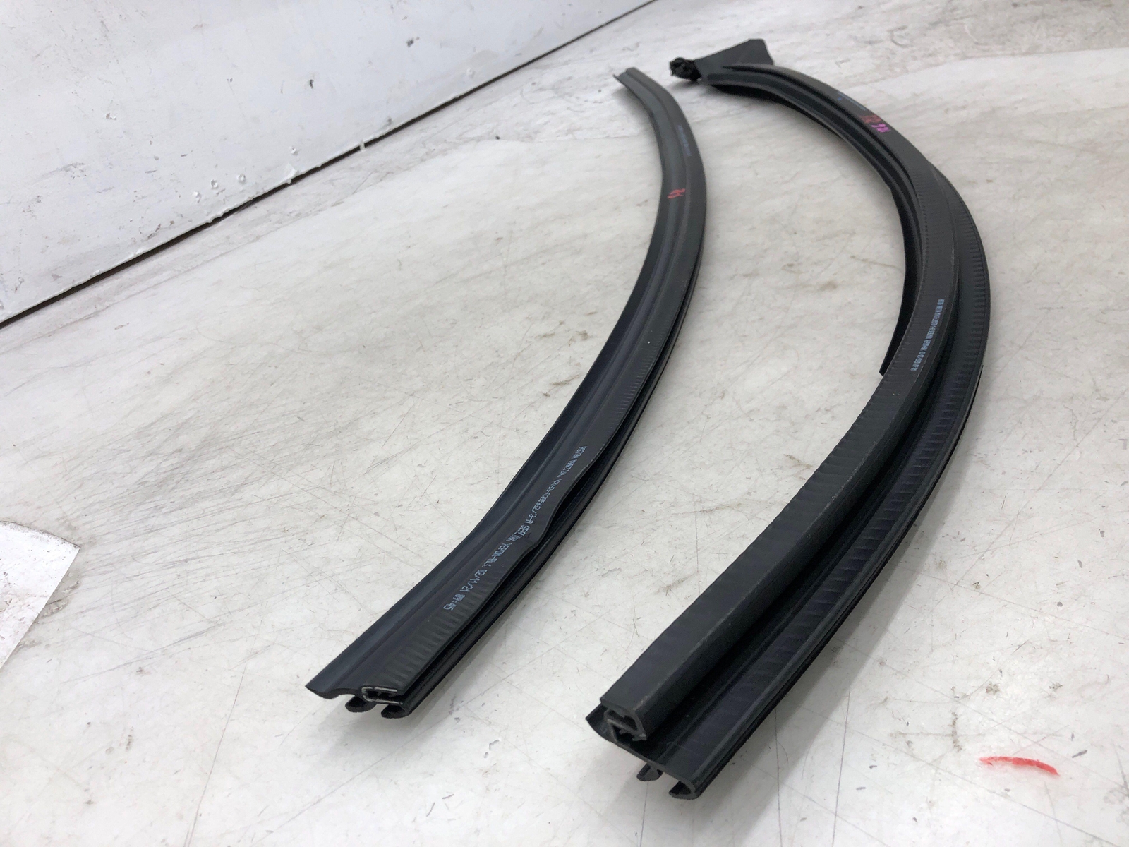 2020-2023 ASTON MARTIN VANTAGE RIGHT DOOR UPPER WEATSTRIP SEAL MY63-L20570-A OEM