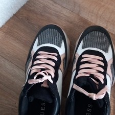GUESS Sneaker Low Top gestreift Weiß/Schwarz...