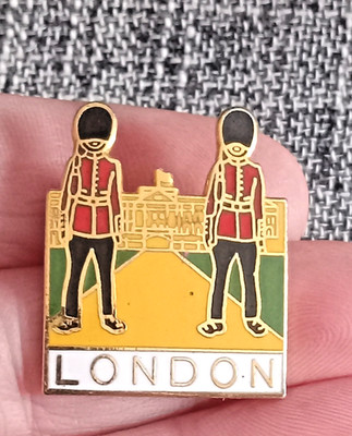 London Buckingham Palace Souvenir Pin Beefeater Warder Kings Guards