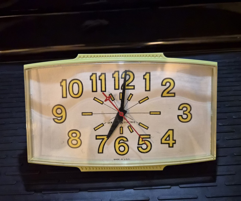 General Electric Model 2190 Yellow Analog Electric Desk Clock Plastic USA
