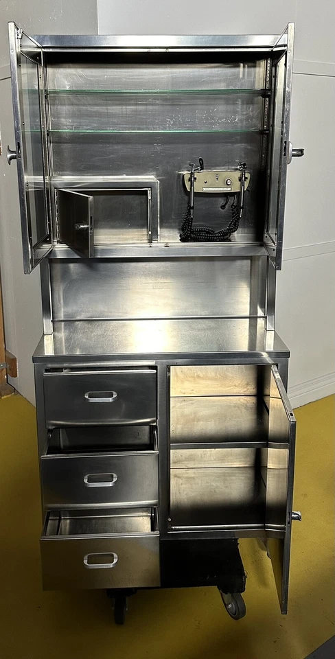 Gabinete médico vintage de acero inoxidable Foto 2 de 4