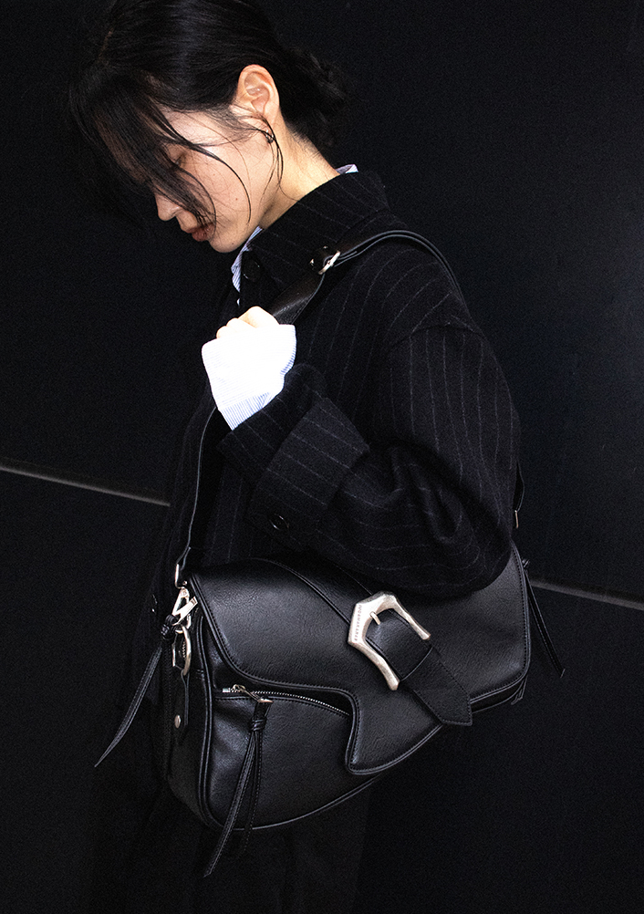 IUGAMAKARASIUGA] IUGA Bumpy Buckle Holster Bag | UNISEX