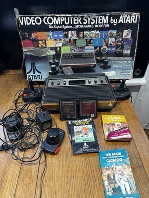 Atari 2600 mit 2 Joy Sticks 2 Paddel und 2 Spiele Originalverpackt