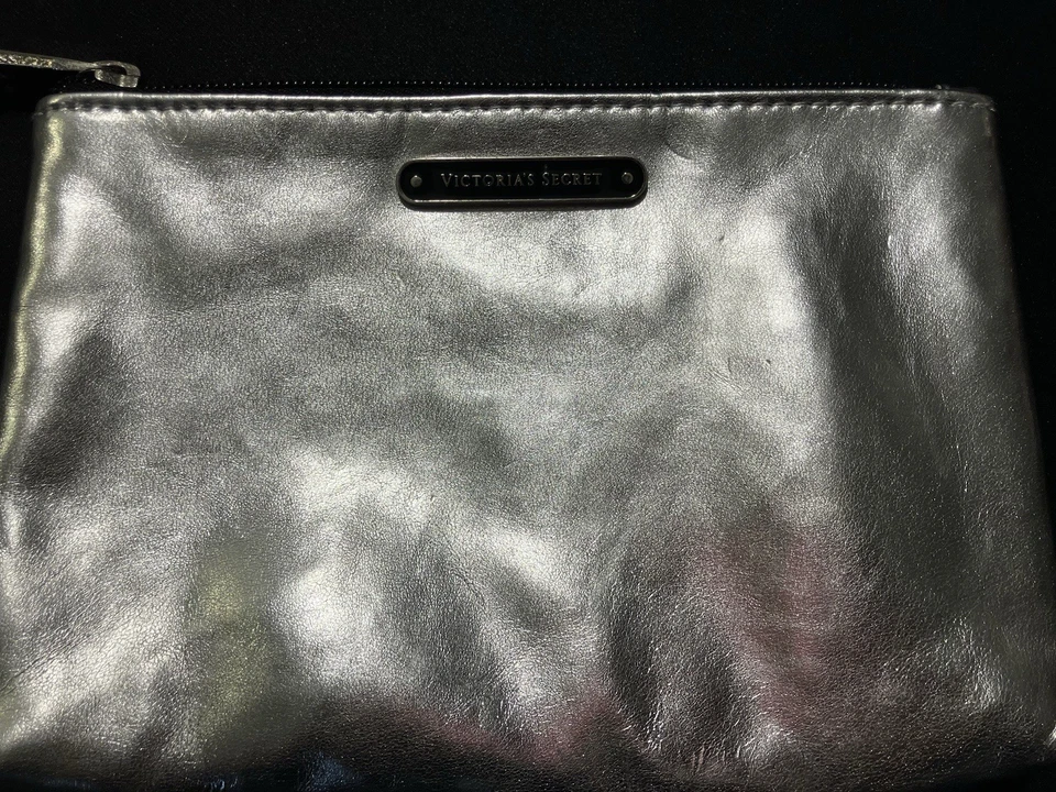 NUEVO VICTORIA'S SECRET PLATEADO BRILLANTE BOLSO DE BELLEZA ESTUCHE DE MAQUILLAJE CLUTCH CARTERA Foto 2 de 3