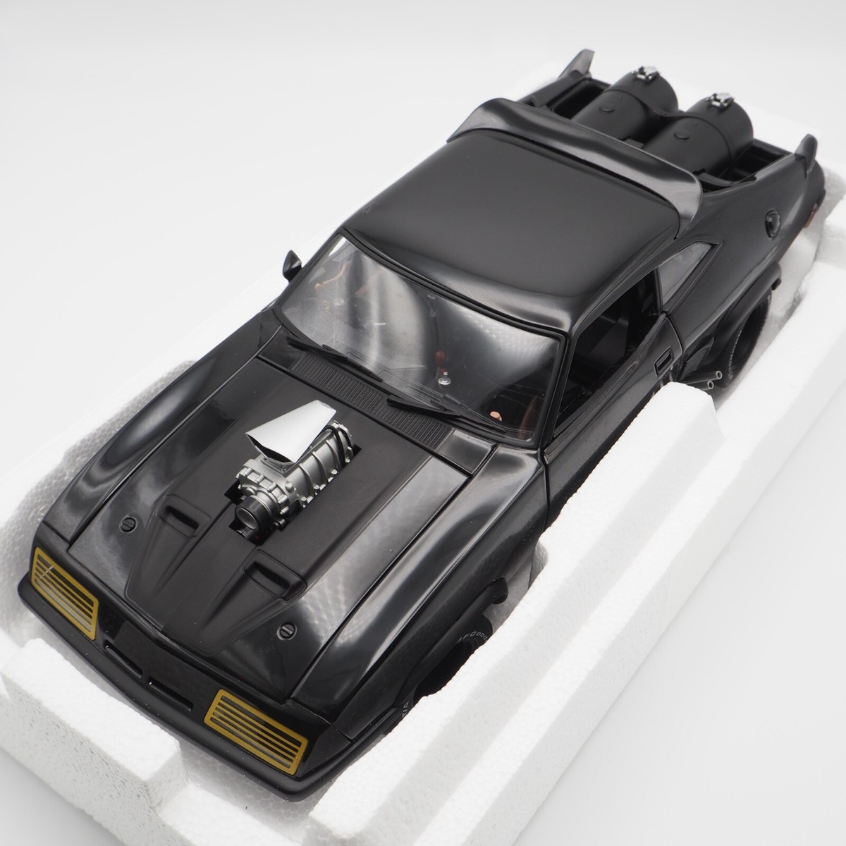 AUTOart　マッド・マックス２　インターセプタ―　1/18 Mad Max 2 Diecast Car 1/18 The Road Warrior AUTOart