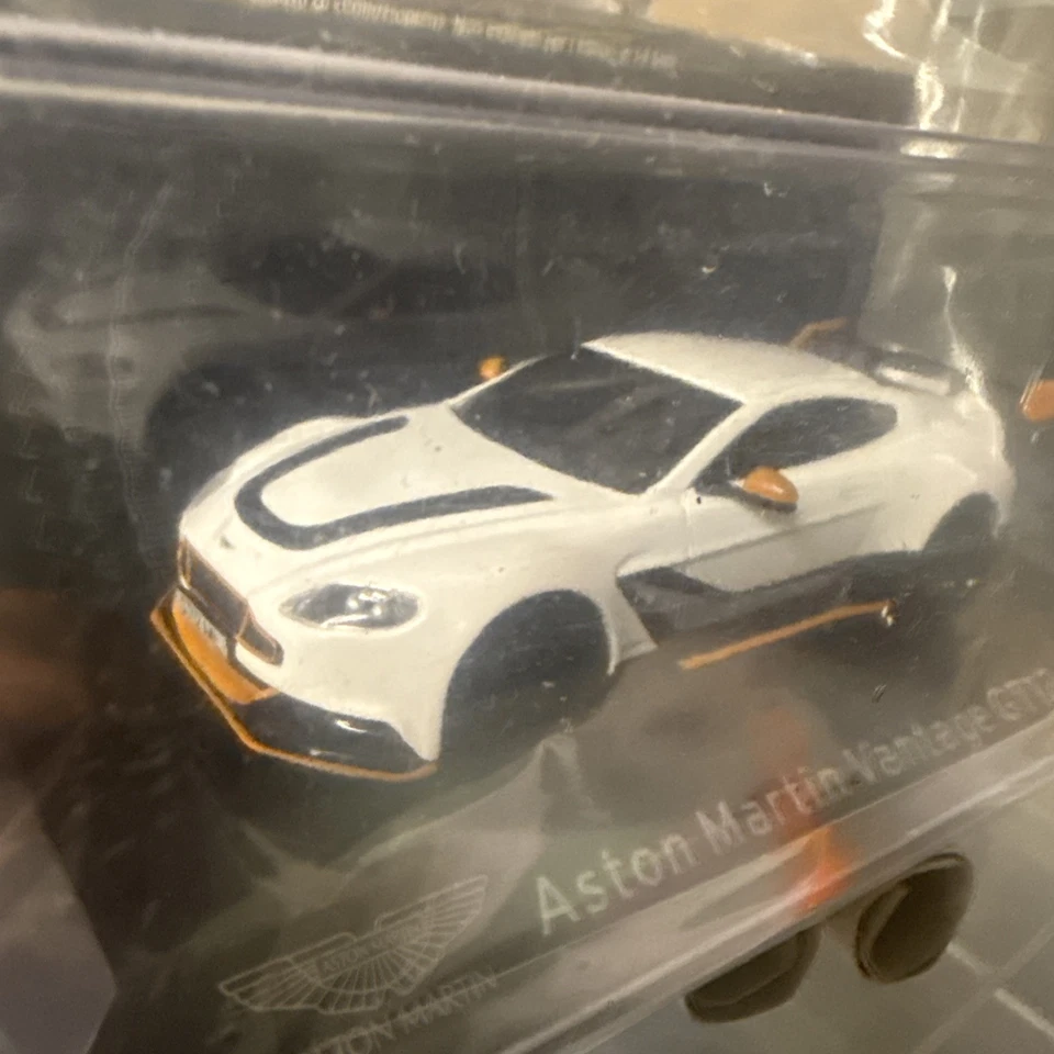 1/43 Aston Martin Vantage GT12 - 2015 - Supercar Collection + Magazine Unopened  — 第 2/3 张图片