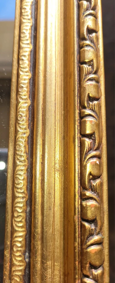 Espejo Carolina años 80 vintage de vidrio biselado de 20 1/2" x 32 1/2", con marco de culpa dorada Foto 4 de 4