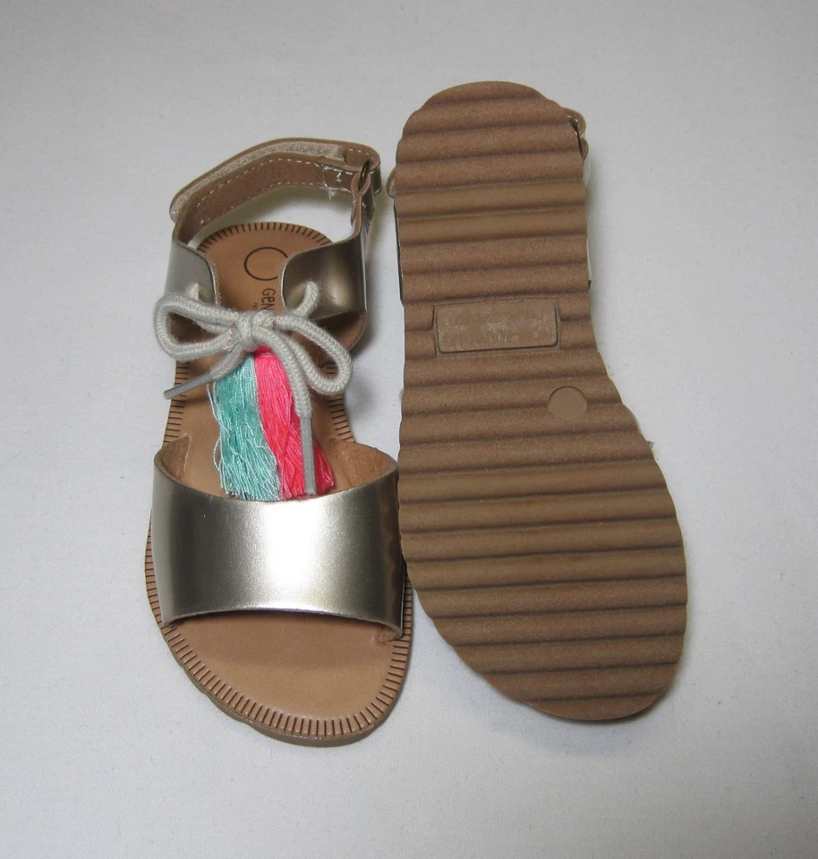 Sandálias deslizantes metálicas infantis femininas douradas novas com etiquetas, crianças genuínas de Oshkosh - Imagem 2 de 4