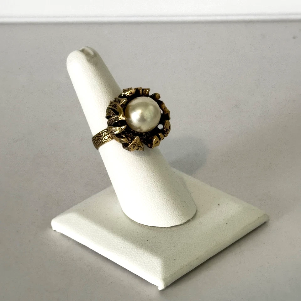 Anel de flor de pérola falsa vintage textura robusta tom dourado brutalista - Imagem 2 de 4