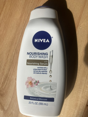 NIVEA Nourishing Botanical Blossom Body Wash for Dry Skin, 20 Fl Oz