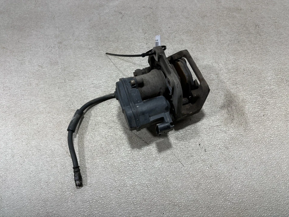 Pinça de freio lateral direita do passageiro 2011-16 BMW 5 Series 528 Xi fabricante de equipamento original 323649660 - Imagem 2 de 4