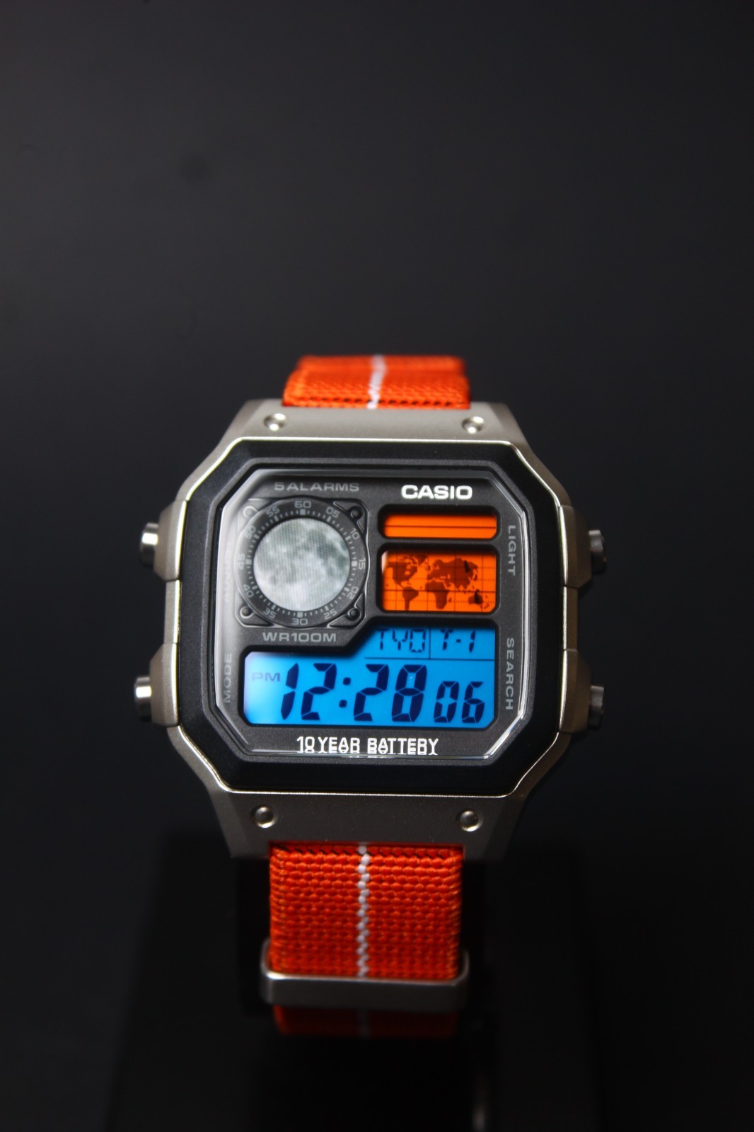 Casio Royale AE-1200 montre homme affichage numérique bleu orange et bracelet Nato