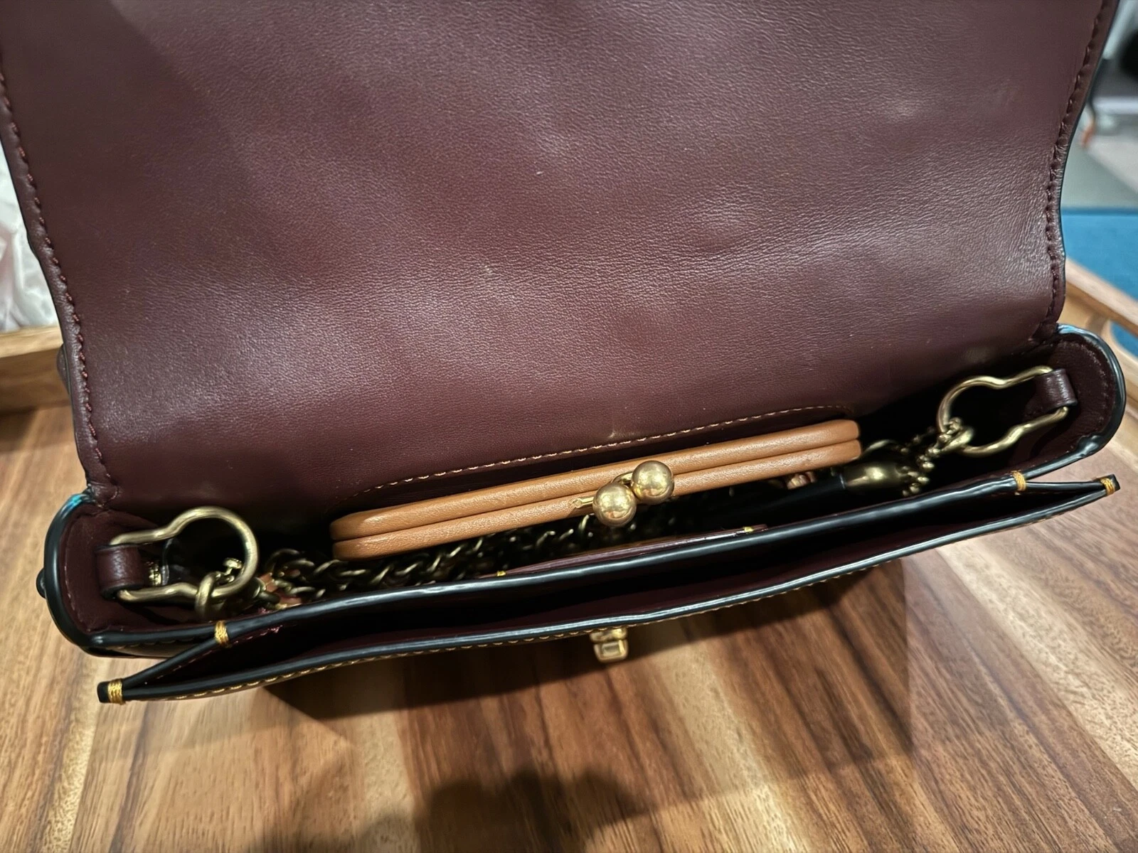 Borsa Coach 1941 38197 Dinky in pelle nera conciata a guanto con applicazione rosa tè