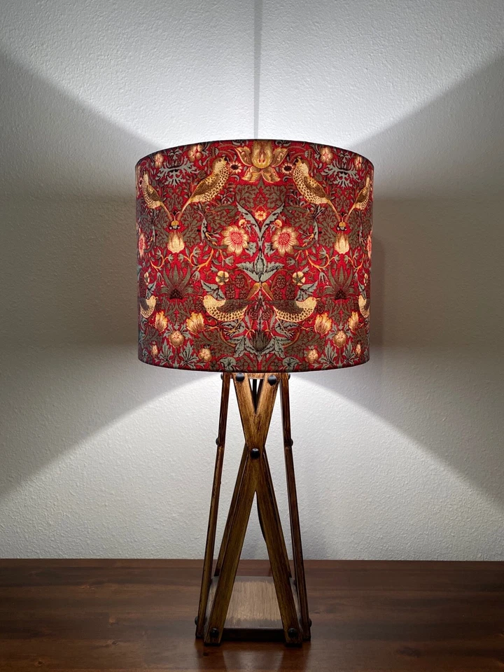 Pantalla William Morris Strawberry Thief roja hecha a mano Foto 3 de 4