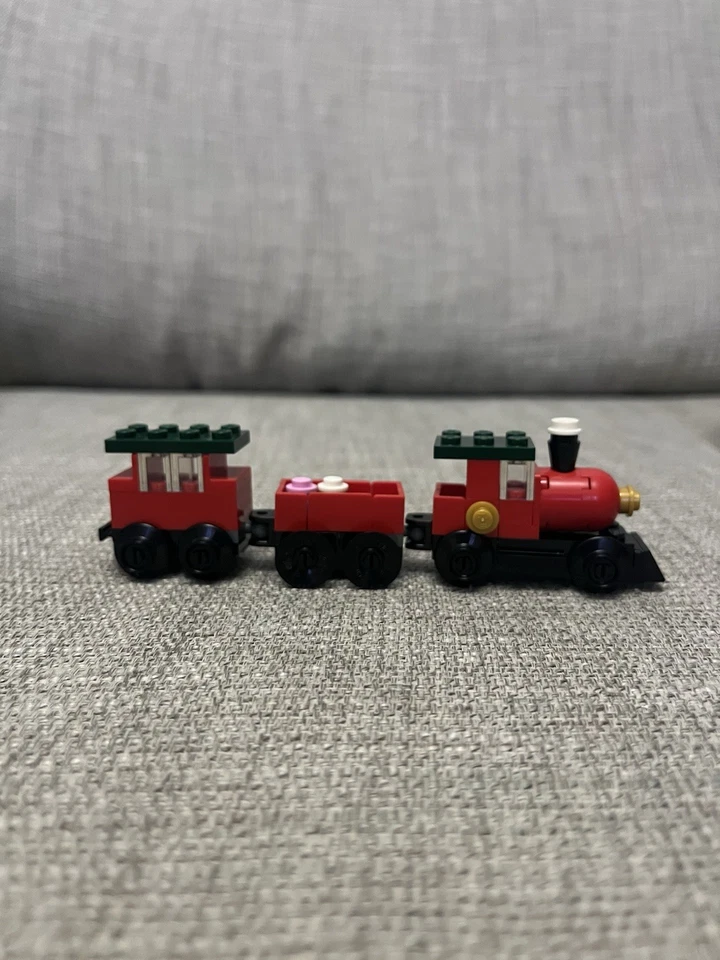 LEGO 30543 Holiday Train, photo 3 of 5