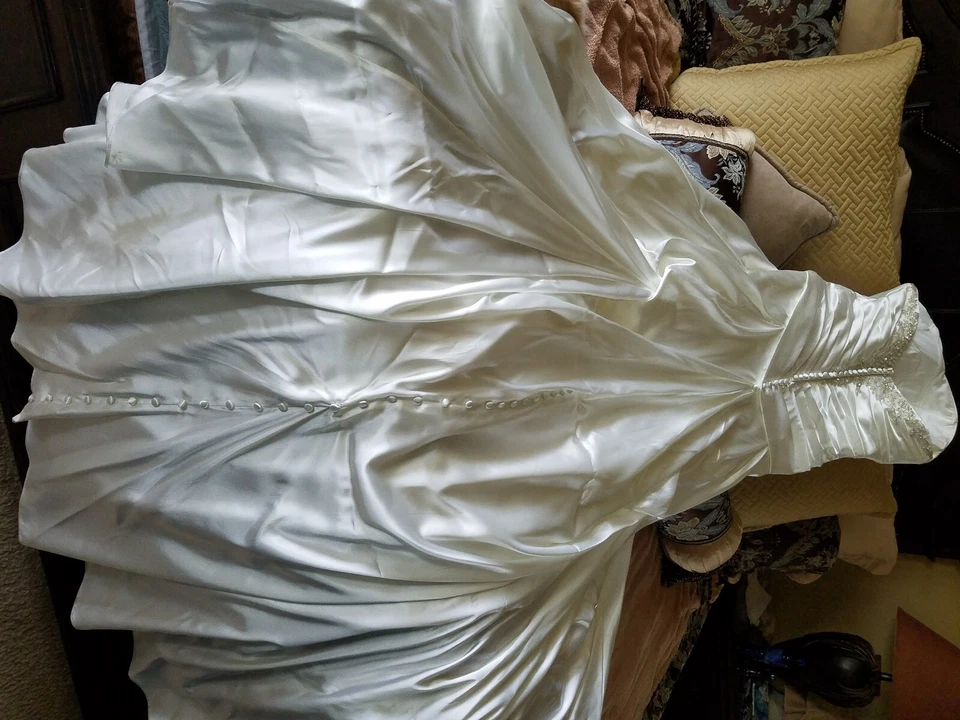 Wedding Gown Elegant, Sophisticated, and Slimming. Zippered w/button down look. - Image 4 of 4