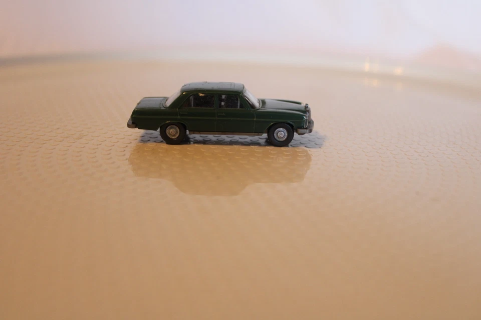 Wiking escala HO, Mercedes Benz 200 automóvil de cuatro puertas, verde Foto 3 de 4