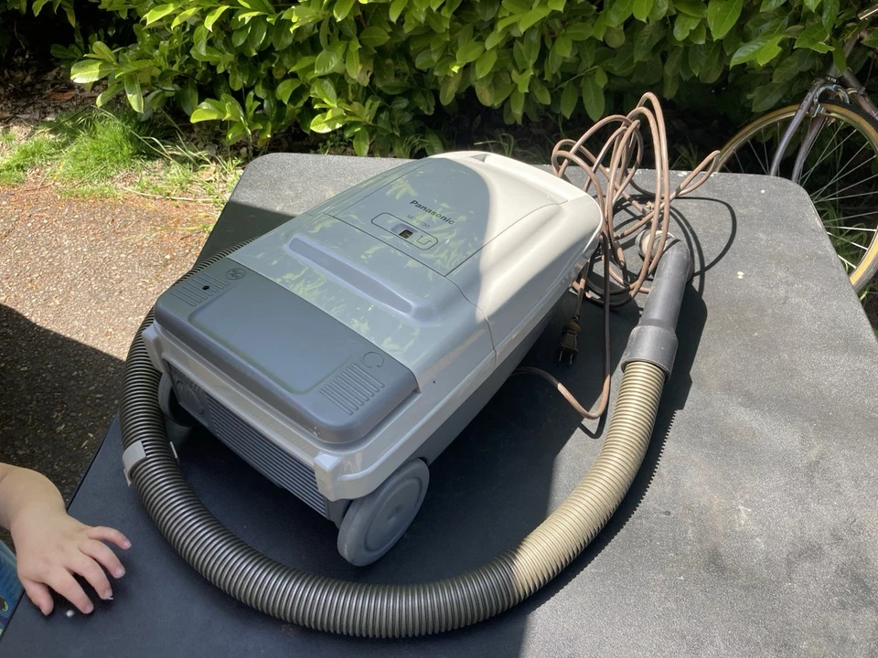 Panasonic MC-2730 Canister Vacuum HEPA FILTRATION - Image 2 of 4