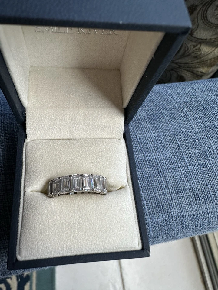 Banda de eternidad de circonita cúbica corte esmeralda con mandíbula talla 7 Foto 2 de 4