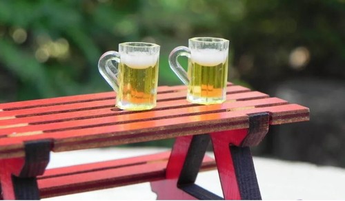 Barbi Puppenhaus Miniatur Getränke Mini Bierkrüge Schnaps Alkohol dunkel Set 👻🧲 5 Stück - Bild 7 von 12