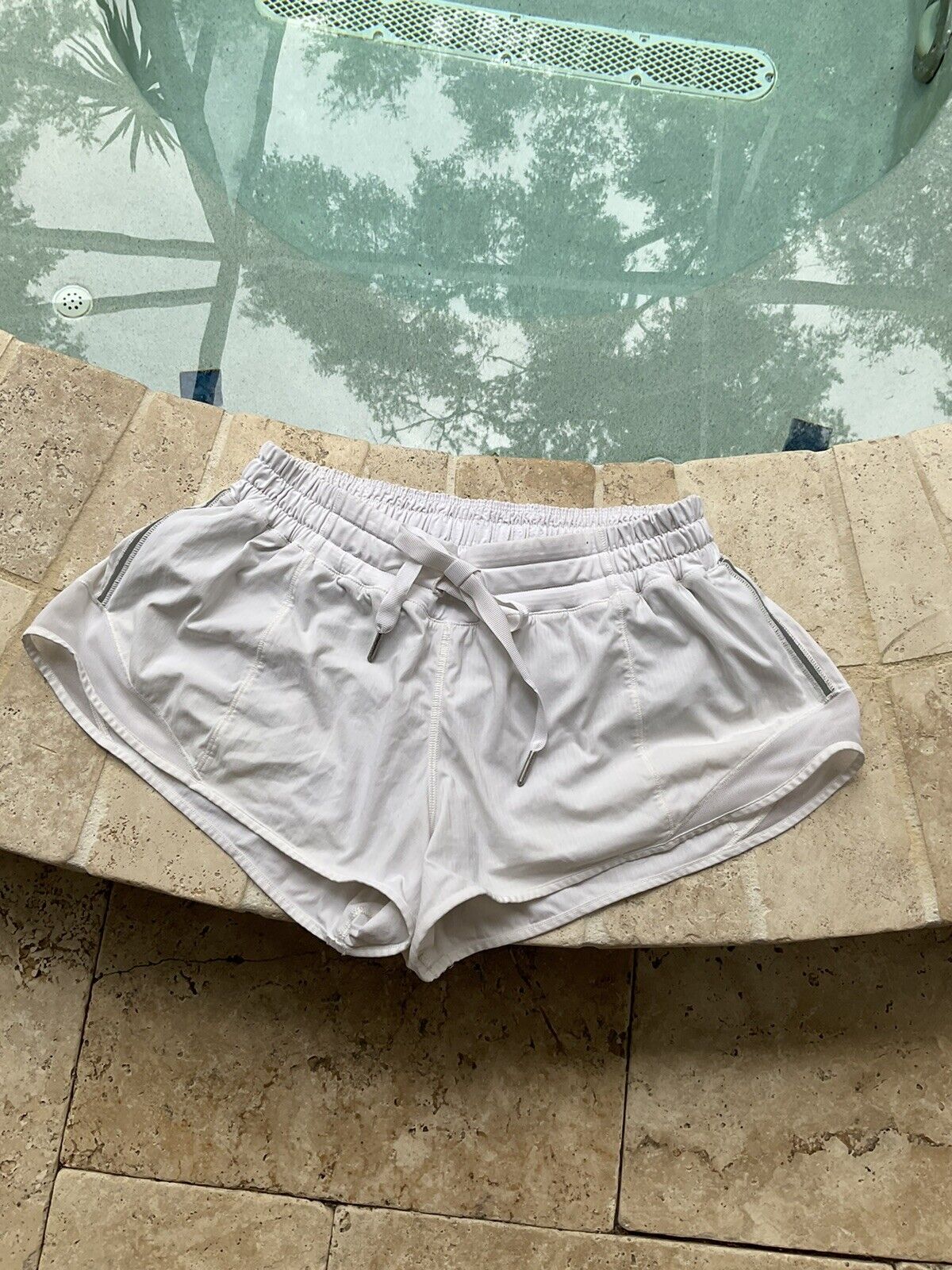 Lululemon Hotty Hot shorts sz 8 White