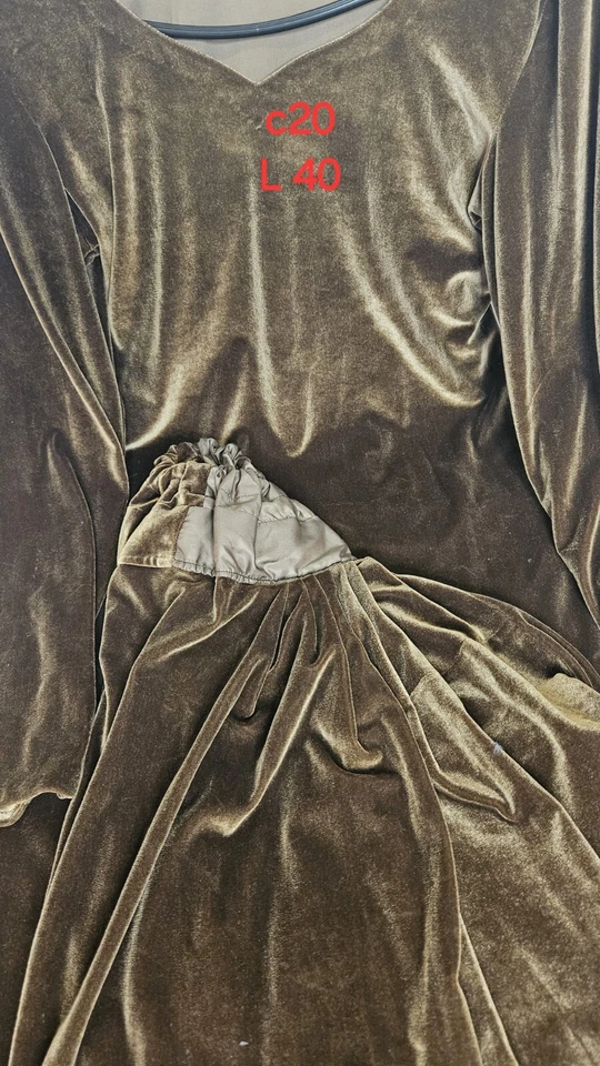 Pakistani Shalwar Kameez  - Image 3 of 4