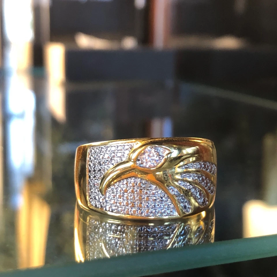 Anillo de águila enchapado en plata de oro de 18k para hombre talla 13. Acentos de diamante Foto 2 de 4