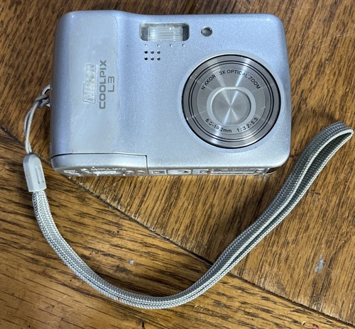 Nikon COOLPIX L3 5.1MP Digital Camera Silver Works NO CORDS OR SD Card! - Picture 3 of 6