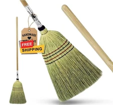 Escoba de maíz artesanal con mango de madera 145 cm, resistente y duradera.