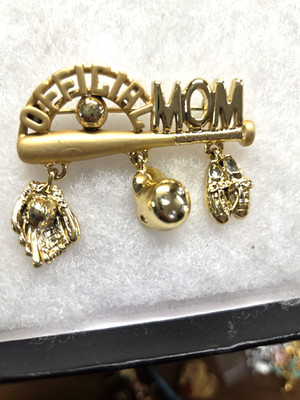 Vtg AJC gold tone ''Official Mom sports charm Pin