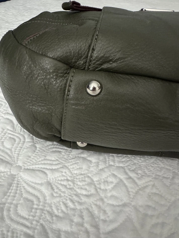 Bolso de mano Isaac Mizrahi de cuero con asa verde oliva cierre de cremallera bolsillos interiores Foto 3 de 4
