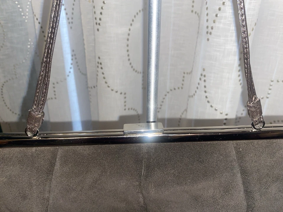 Bolso de mano Banana Republic de gamuza con cierre a presión Foto 3 de 4