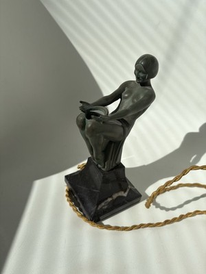 Max Le Verrier (1881-1973), Lampe, Form einer sitzenden Frau