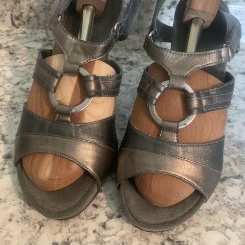 AEROSOLES PLUSH WONDER METALLIC STRAPPY 