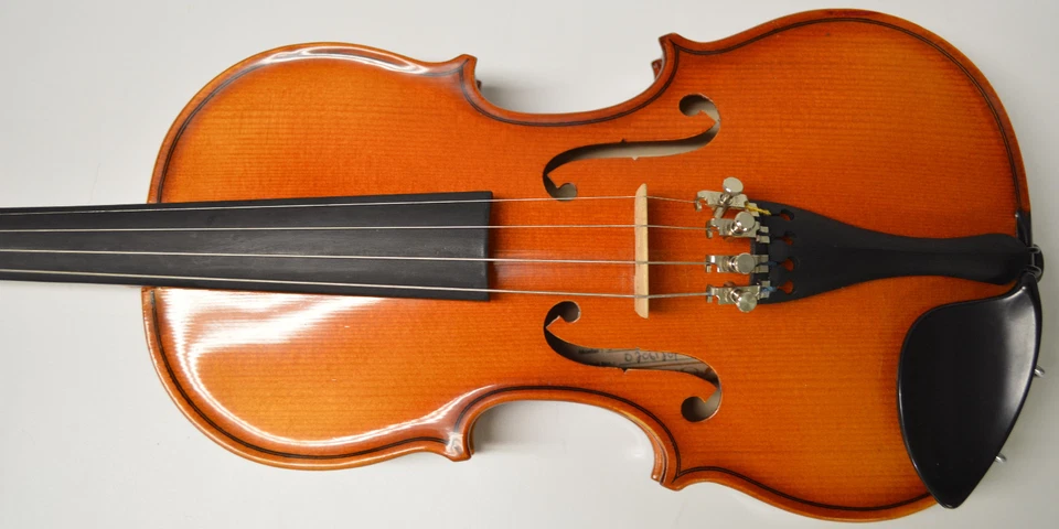 BEGINNER RETURN STRUNAL 1/4 VIOLIN, INCLUDES FIBERGLASS HORSEHAIR BOW AND CASE - Image 3 of 4