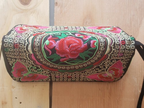 Cartera multicolor bordada mariposa y rosa con cremallera alrededor - Imagen 6 de 8