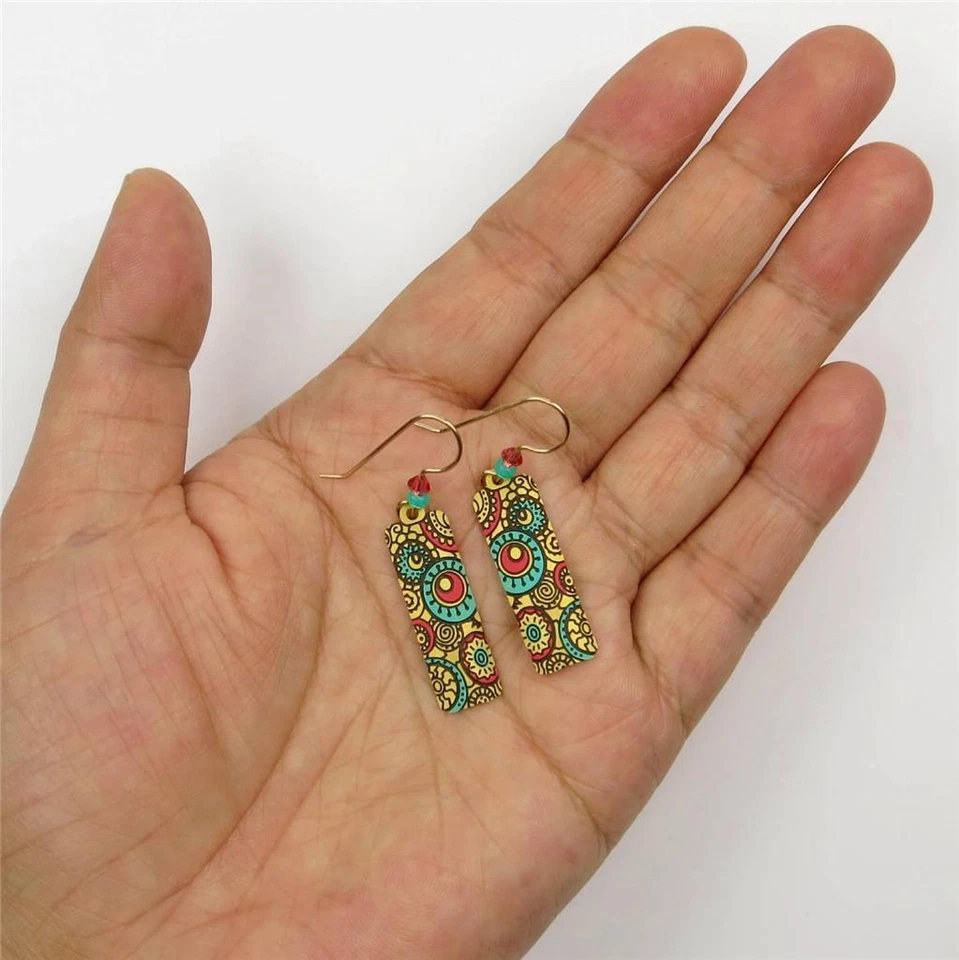 Brincos Adajio coluna bronzeada com padrão circular em turquesa e salmão feitos à mão - Imagem 4 de 4